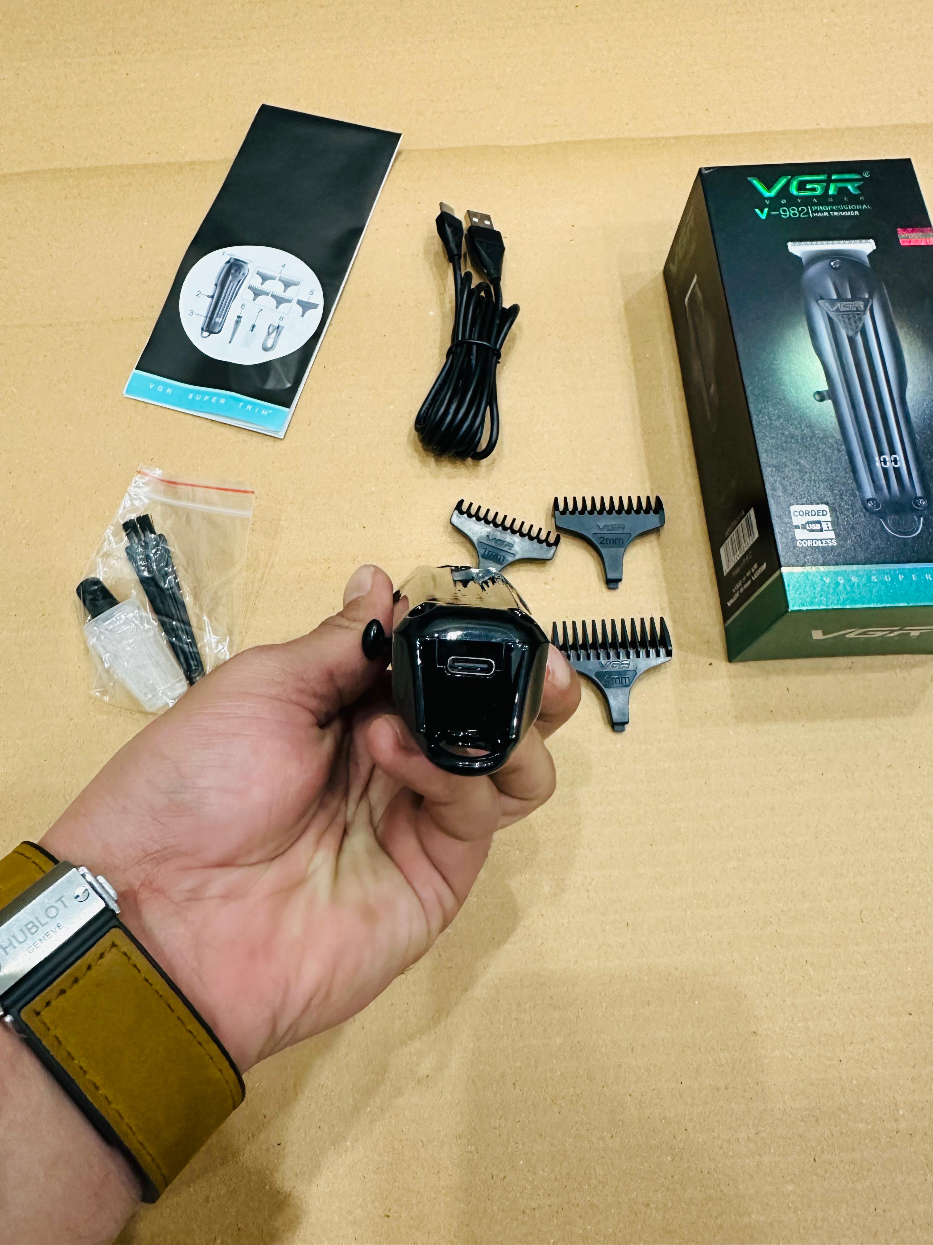 VGR V-982 Digital Display Professional Cordless Hair Clipper