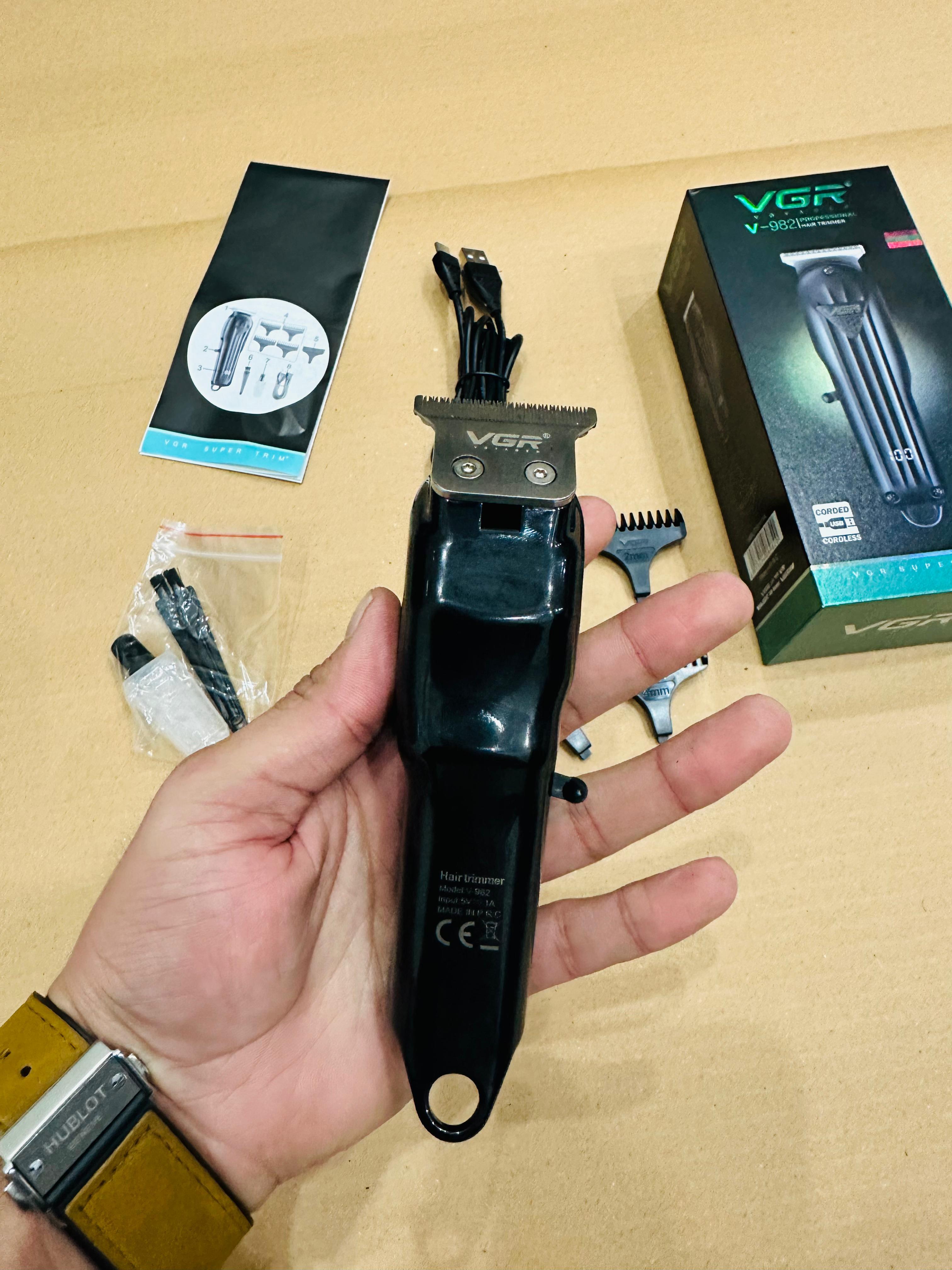 VGR V-982 Digital Display Professional Cordless Hair Clipper