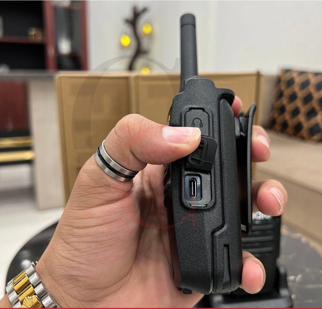 iRADIO WALKIE TALKIE PAIR V260