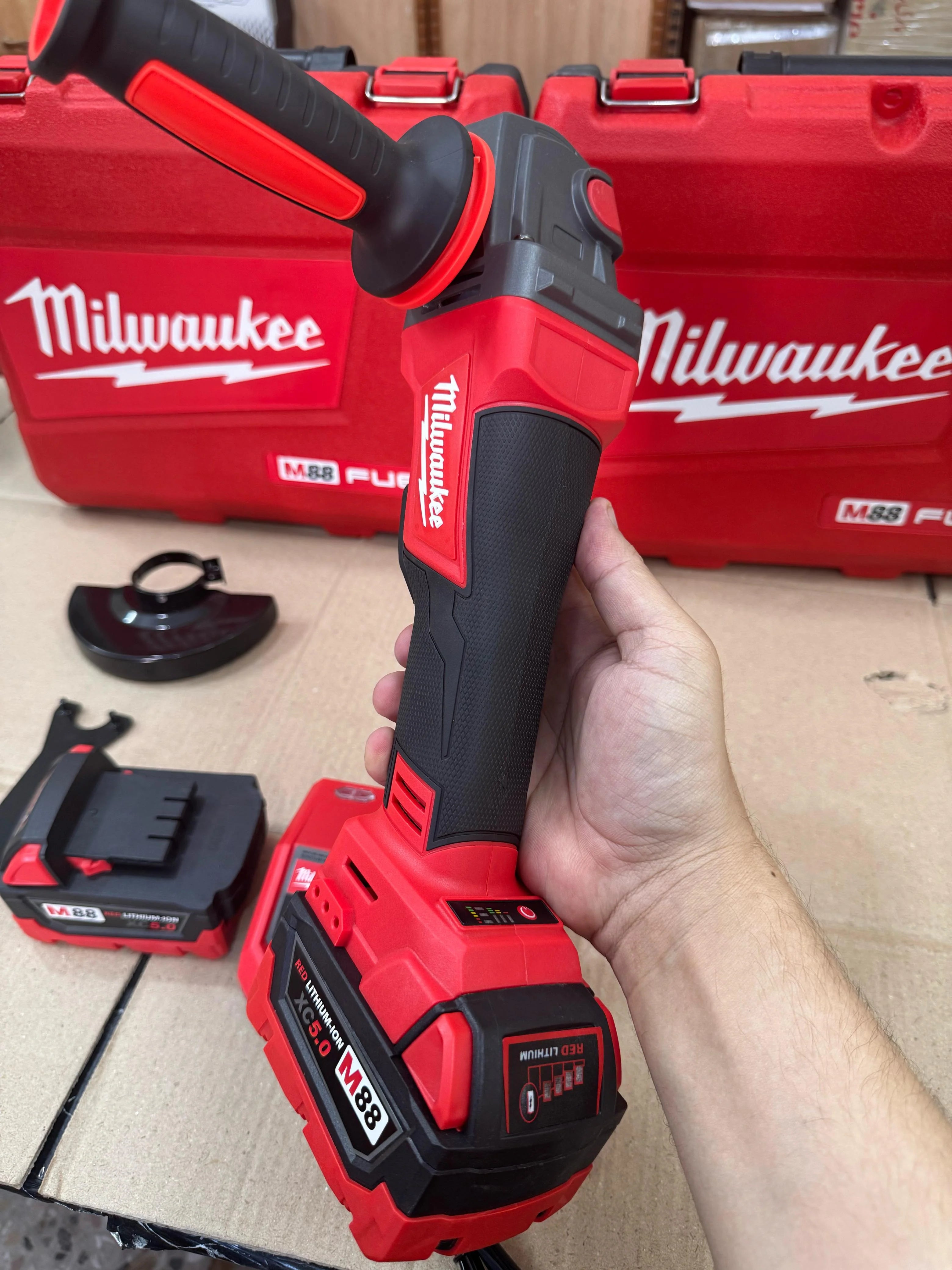 Milwaukee Brushless Angle Grinder with 88V battery {5 inches}