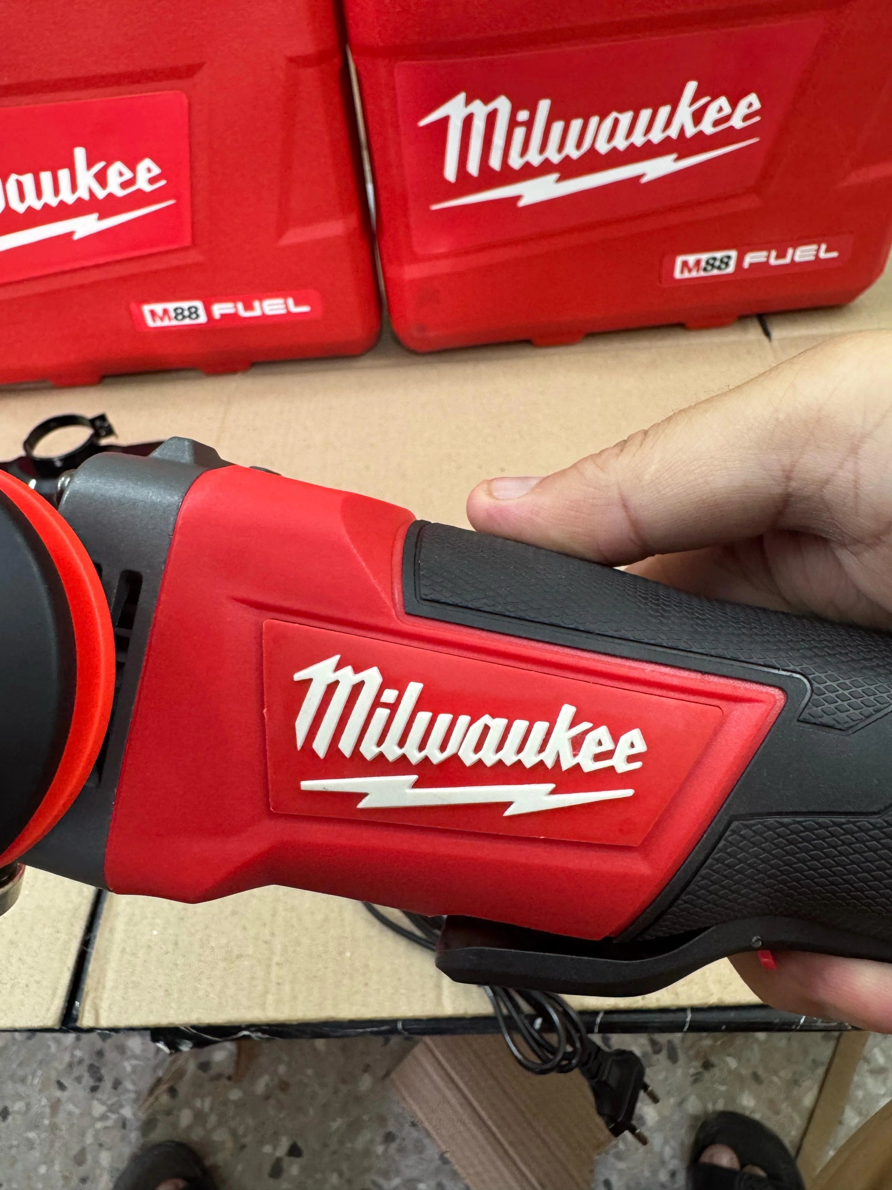 Milwaukee Brushless Angle Grinder with 88V battery {5 inches}