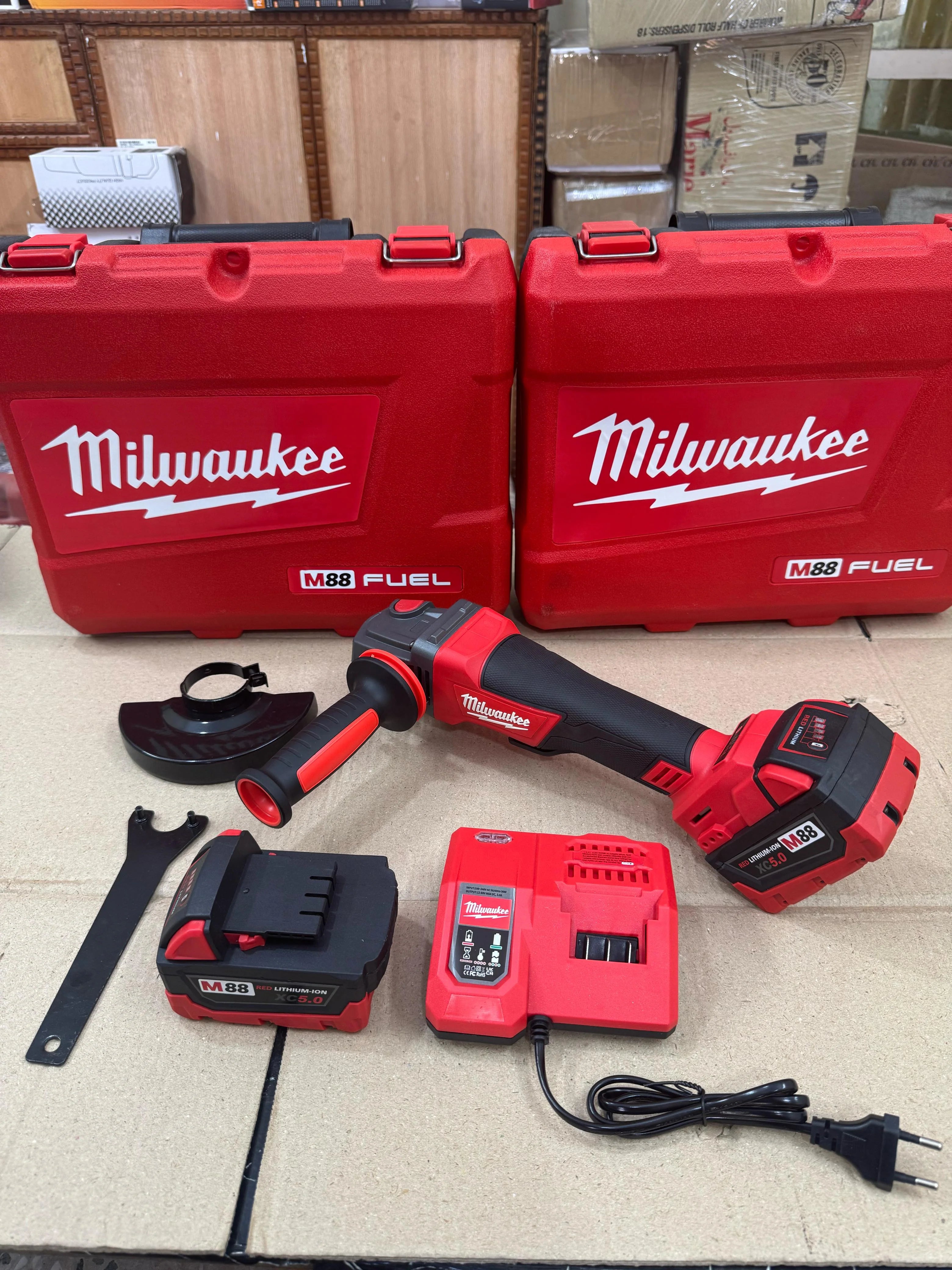 Milwaukee Brushless Angle Grinder with 88V battery {5 inches}